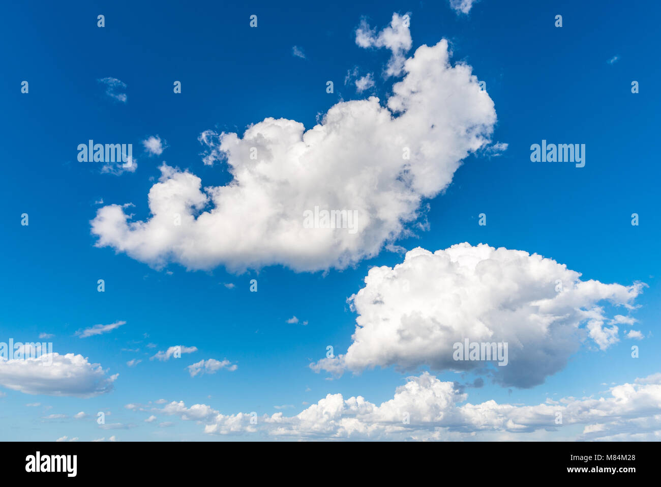 Weiße Wolken am blauen Himmel Stockfoto