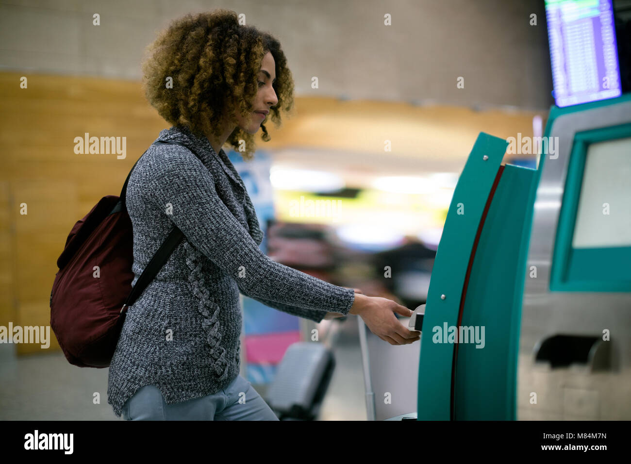 Frau mit Flugtickets Maschine Stockfoto