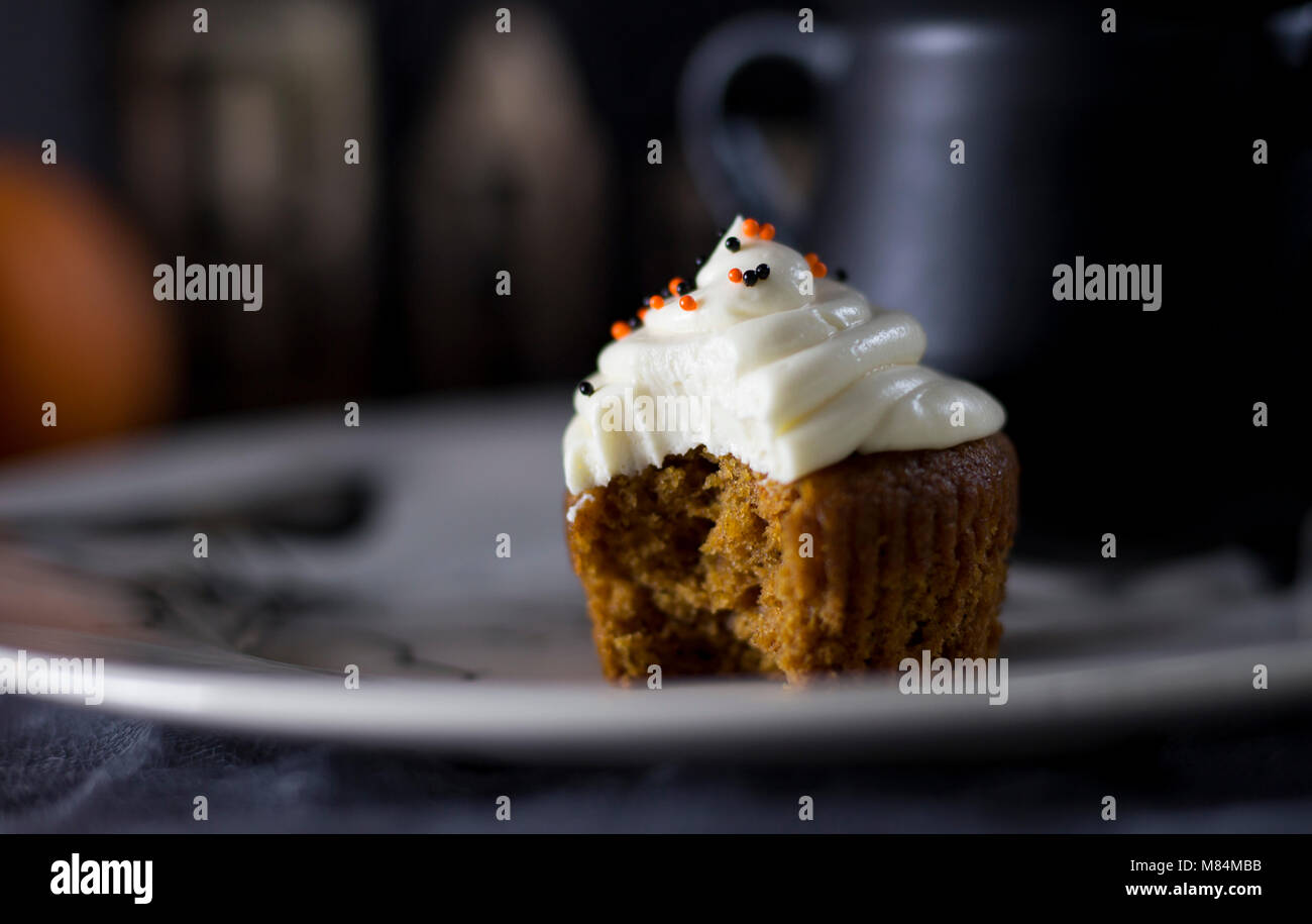 Lecker Kürbis Halloween Themed Cupcake auf einer weißen Platte Stockfoto