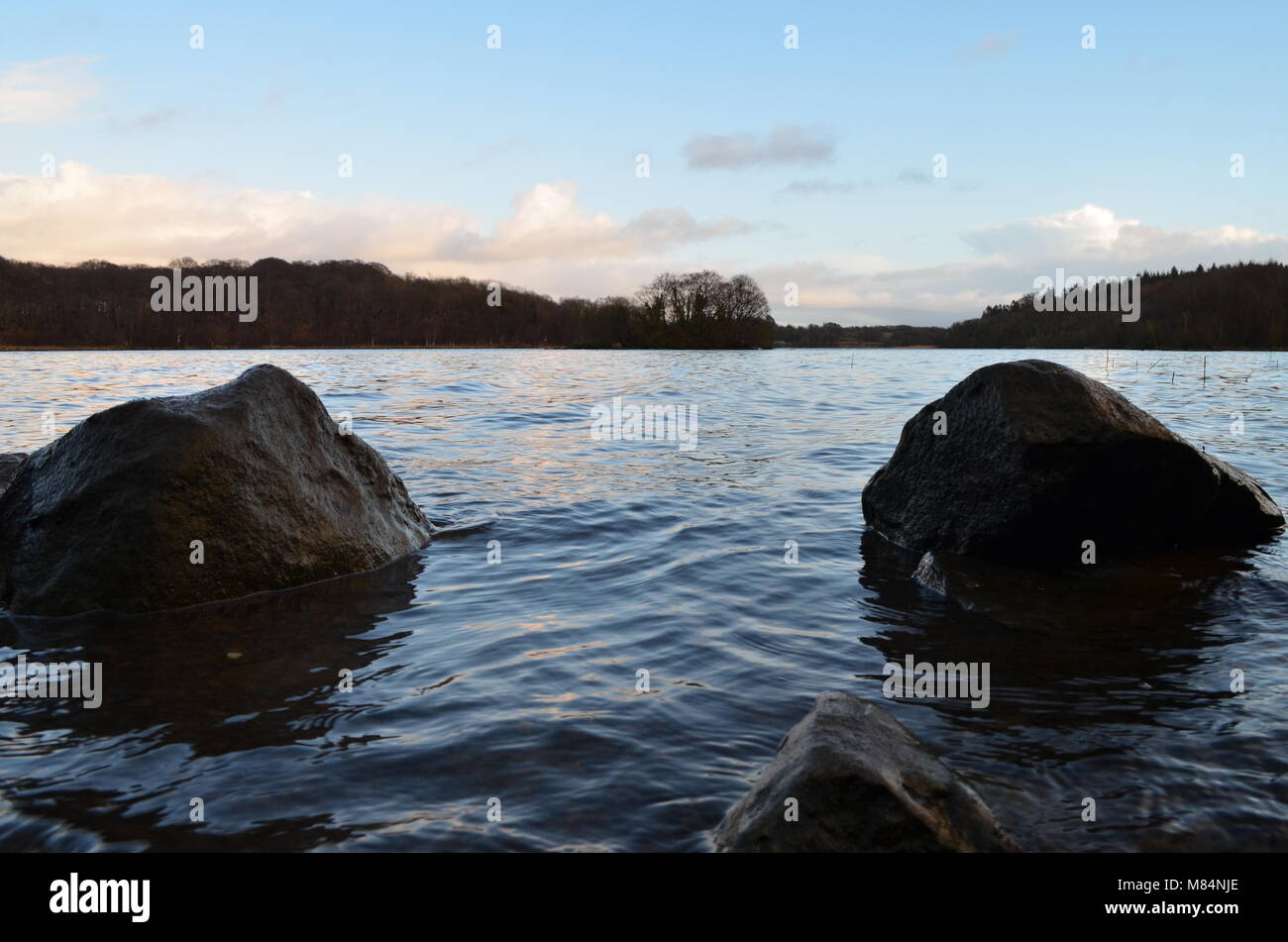 Felsen auf dem Lough an einem Tag Winter in Co Fermanagh Stockfoto