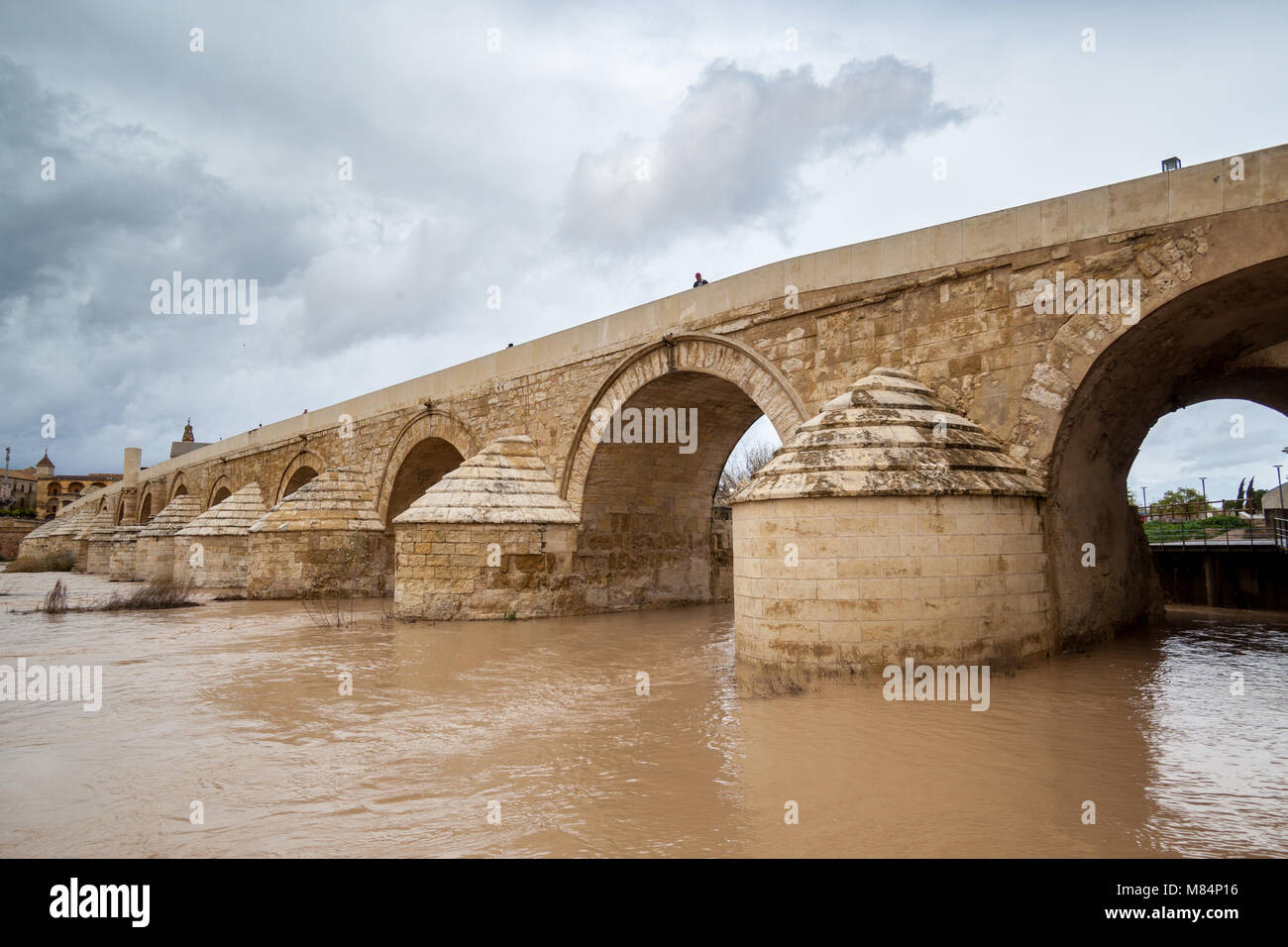 Die Römische Brücke von Córdoba ist eine Brücke in der Altstadt von Córdoba, Andalusien, Südspanien, ursprünglich im frühen 1. Jahrhundert v. Chr. Stockfoto