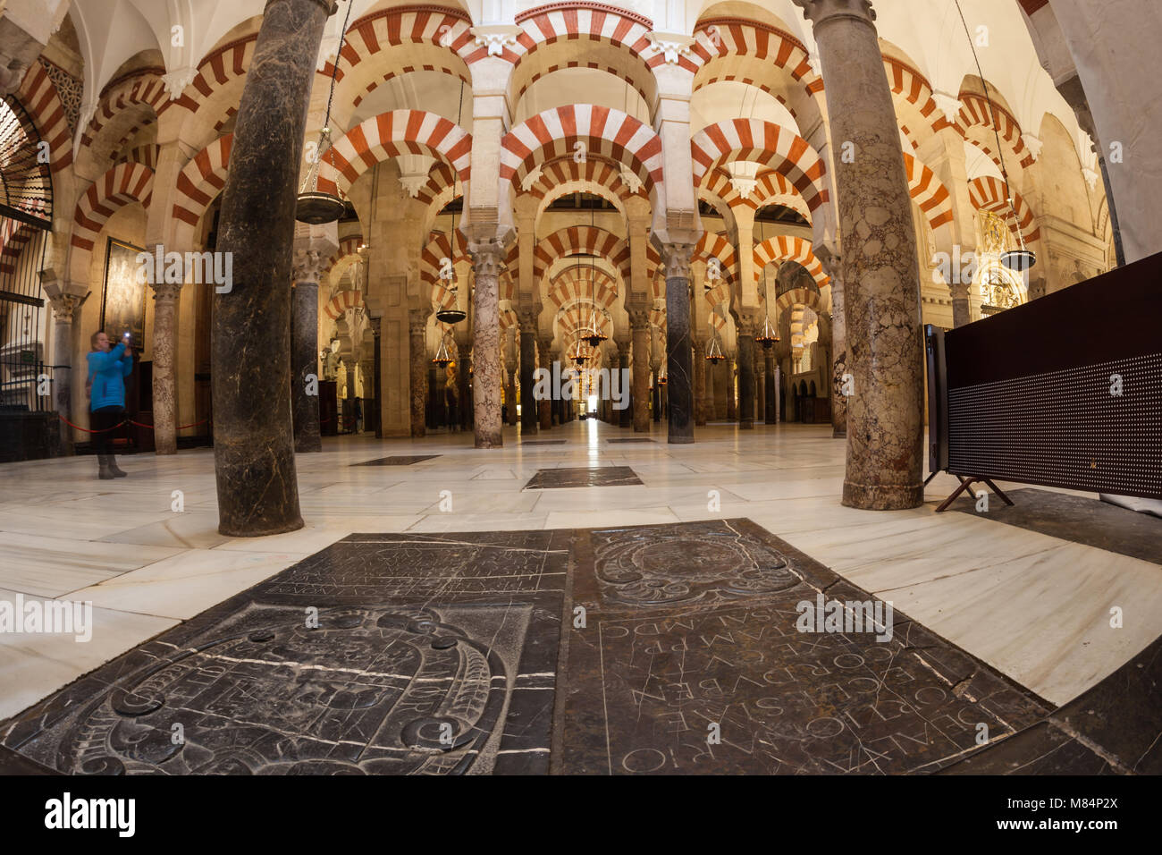Innenraum der Kathedrale von Córdoba Spanien die ehemalige Moschee und seinen vielen Torbögen und glasauflagen Stockfoto