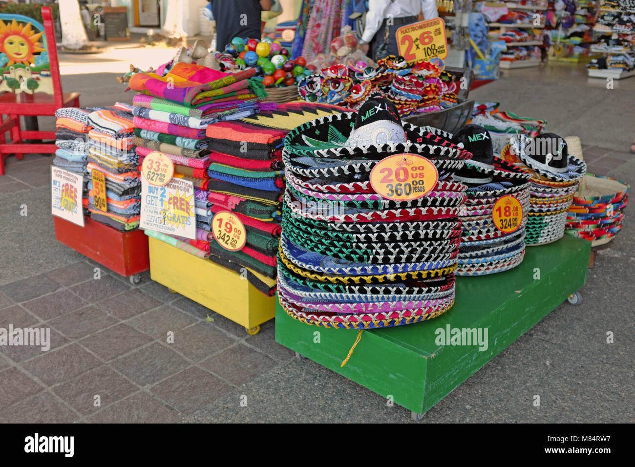 Souvenirs auf Anzeige auf dem Malecon in Puerto Vallarta, Mexiko gehören Elemente im Zusammenhang mit der wahrgenommenen mexikanische Kultur einschließlich sombreros. Stockfoto