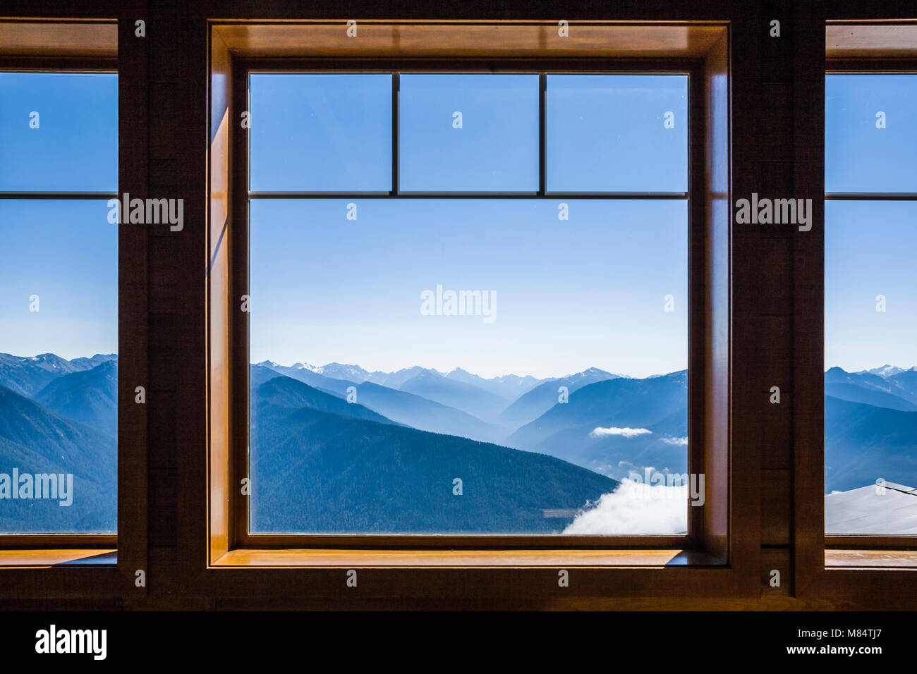 Blick aus Fenster an der Hurricane Ridge Visitors Center an der Berge und Täler. Olympic National Park, Washington State, USA. Stockfoto