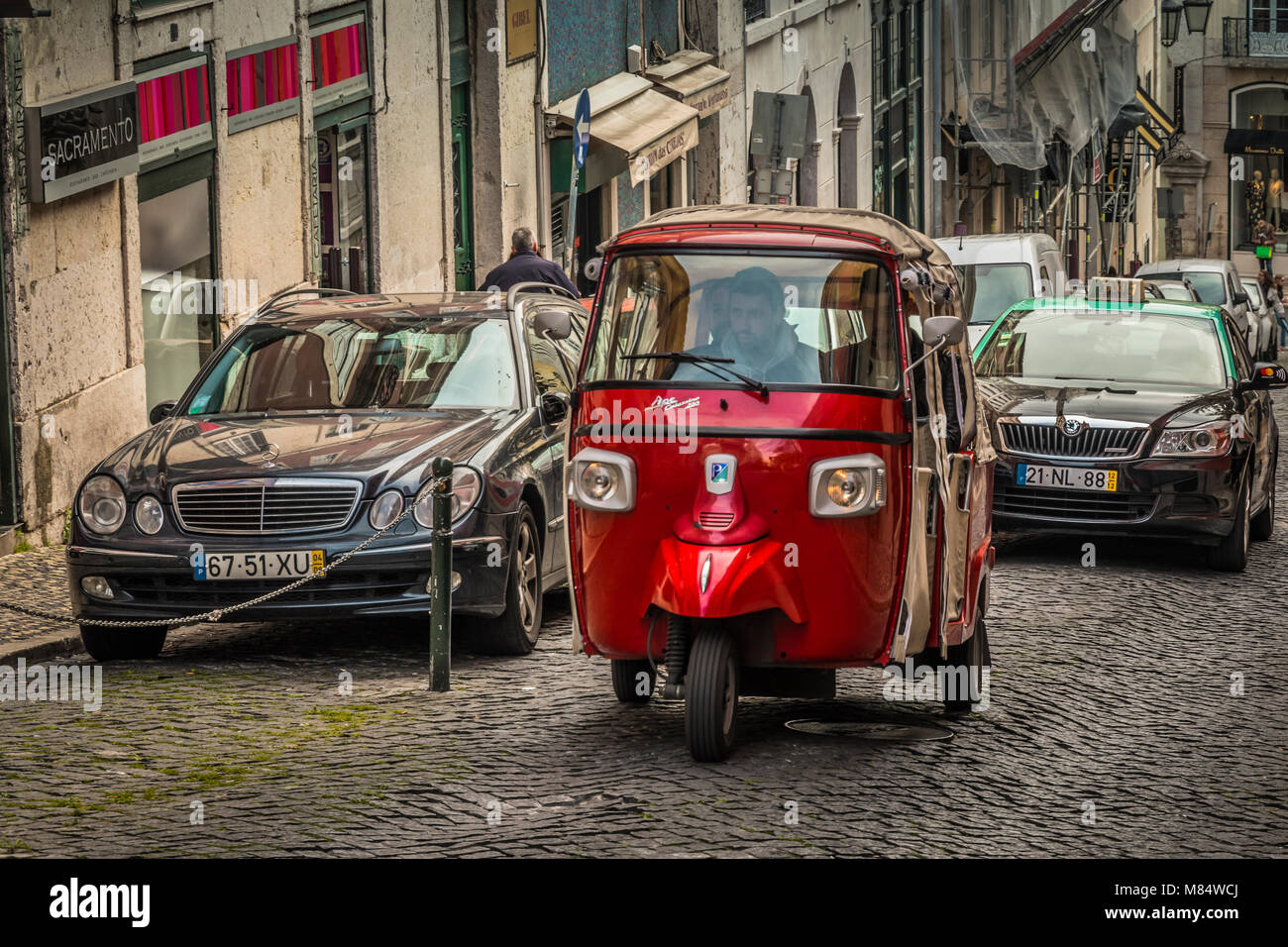 Lissabon/Portugal - 17 Februar 2018: Lustige kleine rote Auto Stockfoto