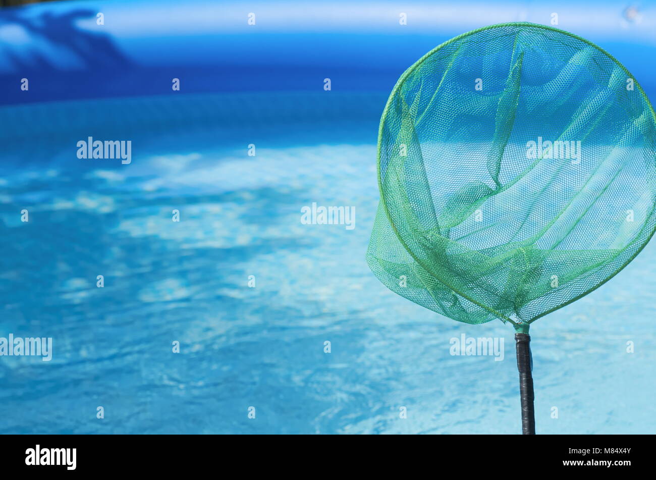 Blau aufblasbare Pool im Garten und Pool Skimmer Net Stockfoto