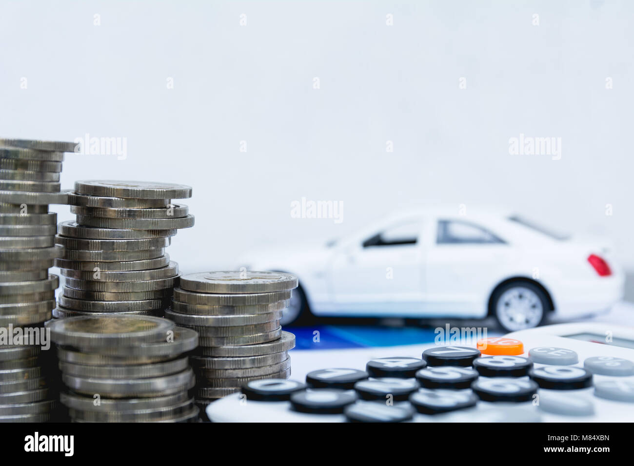 Auto Versicherung mit Münzen und Rechner, Auto Dienstleistungen. Auto Versicherungs- und Finanzkonzept. Stockfoto