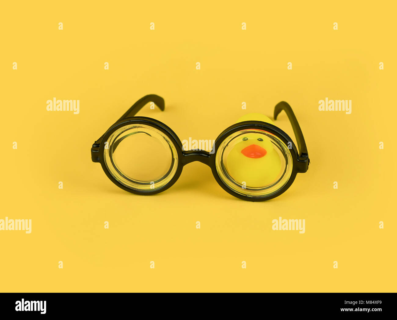 Schutzbrille mit kleinen gelben Ente Stockfoto