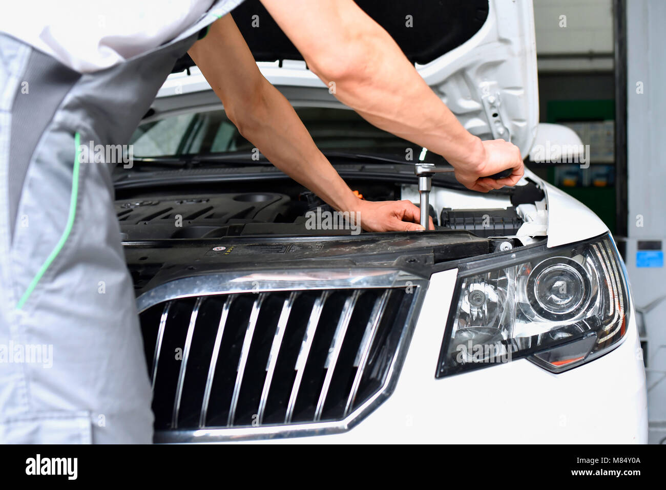 Kfz-Mechaniker in einer Werkstatt - Nahaufnahme Motor Reparatur und Diagnose an einem Fahrzeug Stockfoto