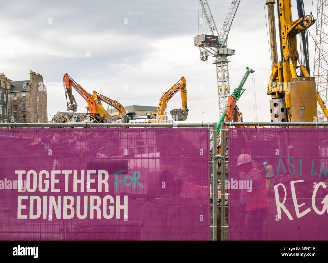 Baukräne und Bagger im St James erneuern, Leith Street, Edinburgh, Schottland, Großbritannien, mit Zusammen für Edinburgh slogan Stockfoto