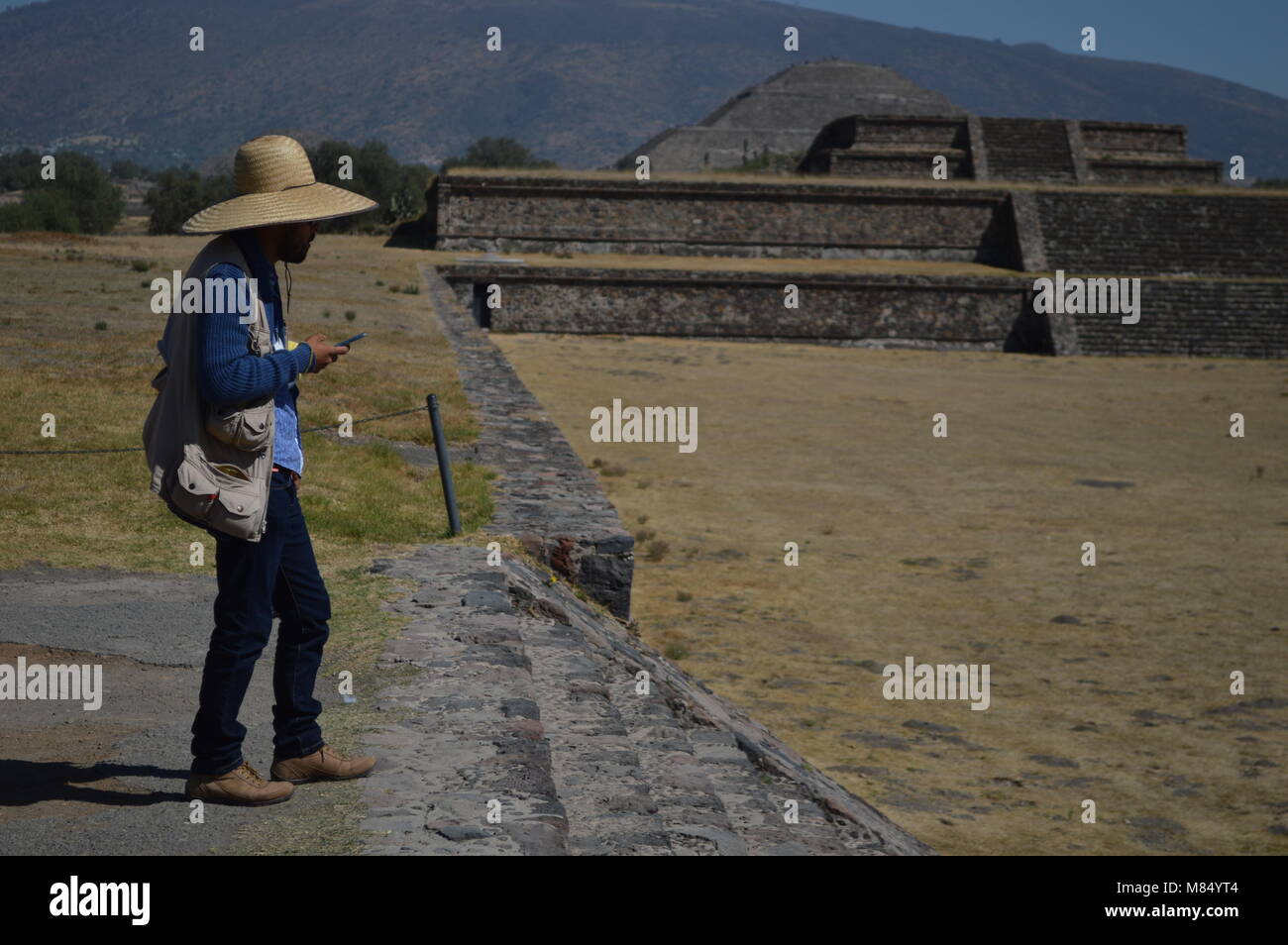 Eine mexikanische Mann auf seinem Mobiltelefon in Teotihuacan, Mexiko Stockfoto