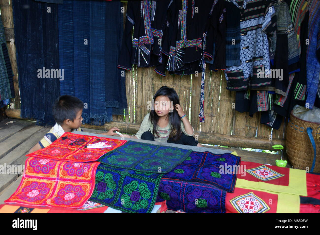 Vietnamesische Kinder im Souvenirshop der Eltern. Die Vertreter der nationalen Minderheiten in Vietnam. Sapa, Vietnam, Lao Cai Provinz Asien. Stockfoto