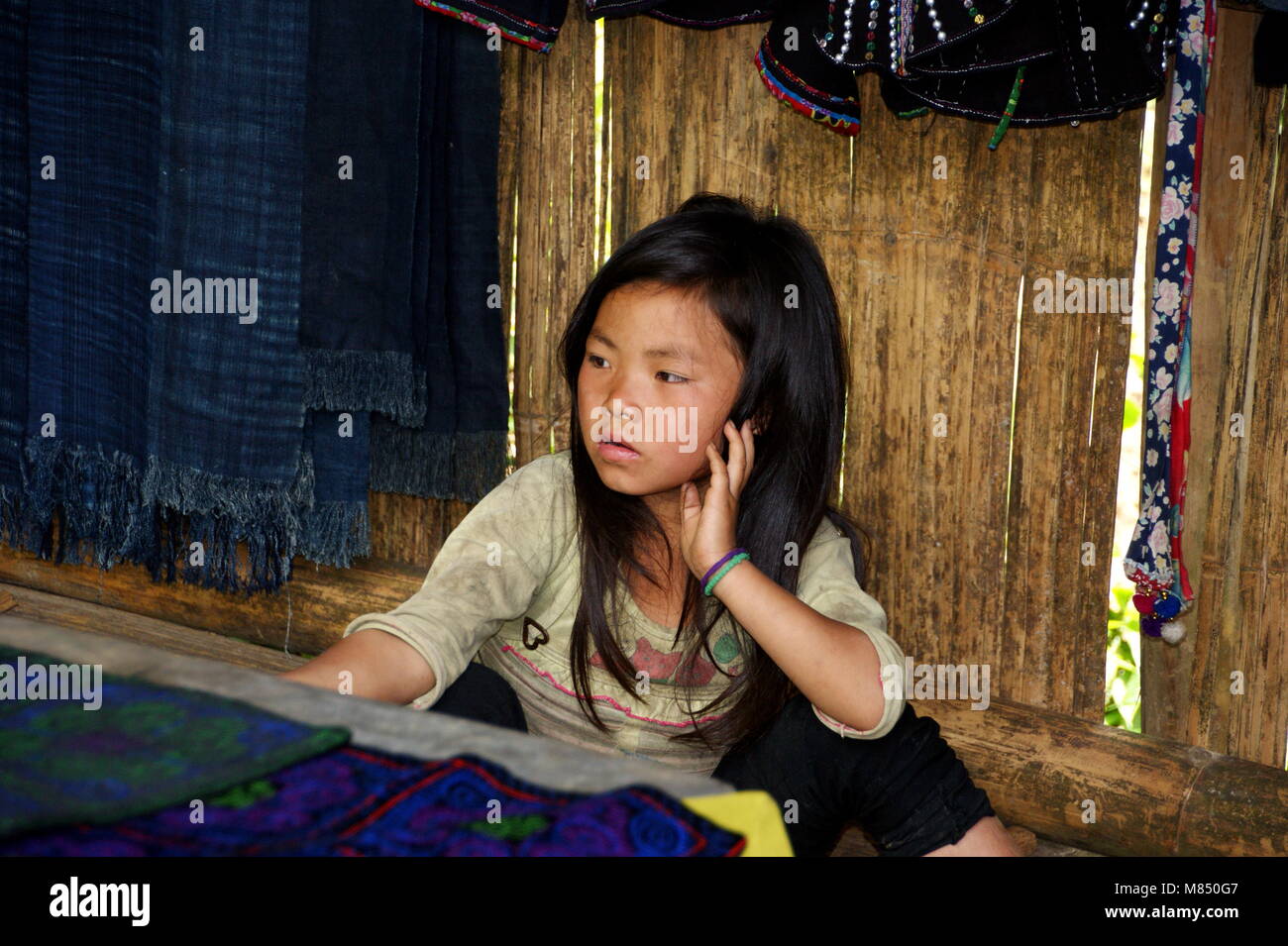 Ein schönes Vietnamesisches Mädchen, ein Vertreter einer kleinen ethnischen Gruppe. Nationale Minderheiten in Sapa. Sapa, Vietnam, Lao Cai Provinz Asien. 5. Mai 20. Stockfoto