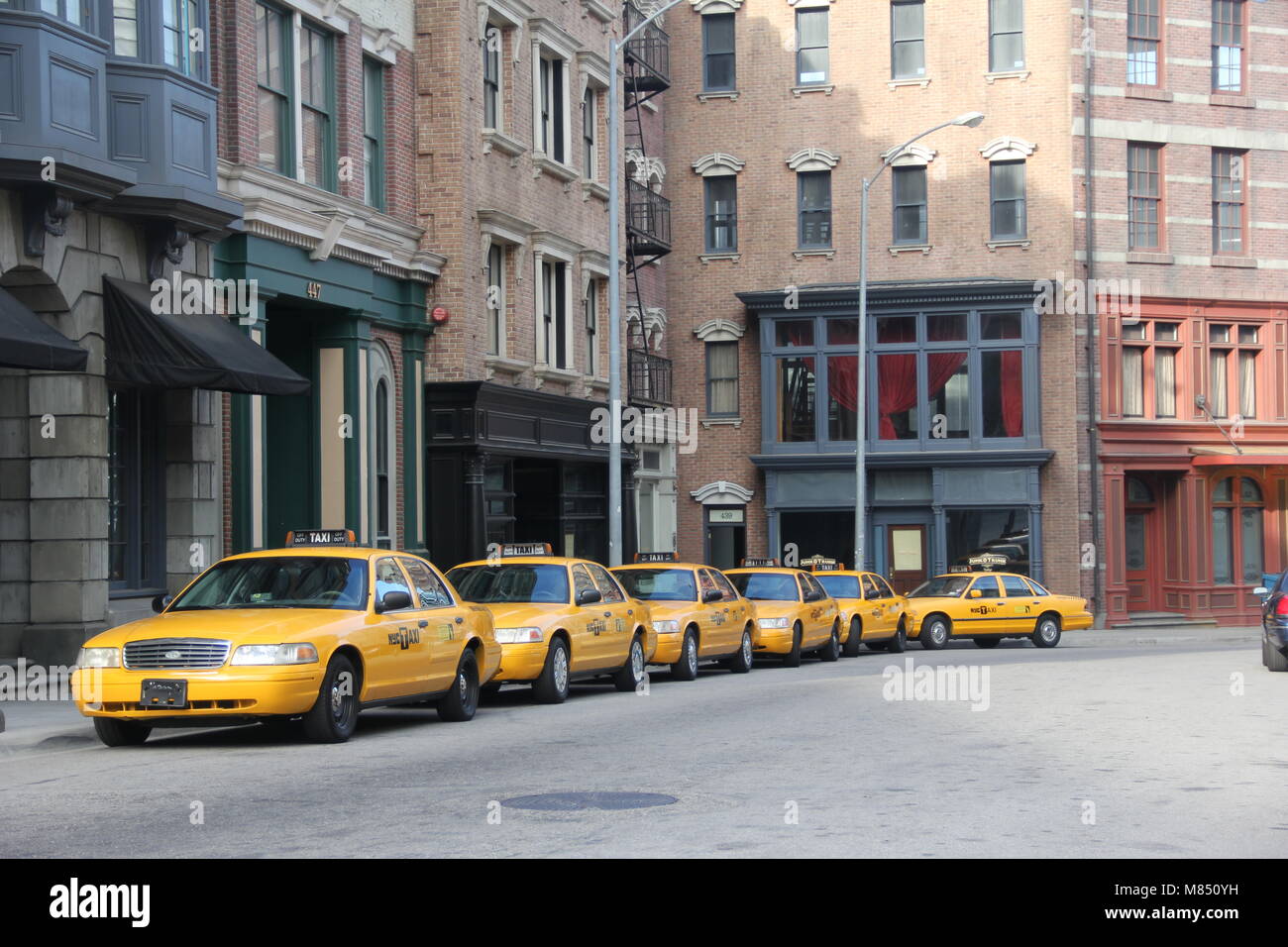 Taxis Line up auf einem New York city street. Stockfoto