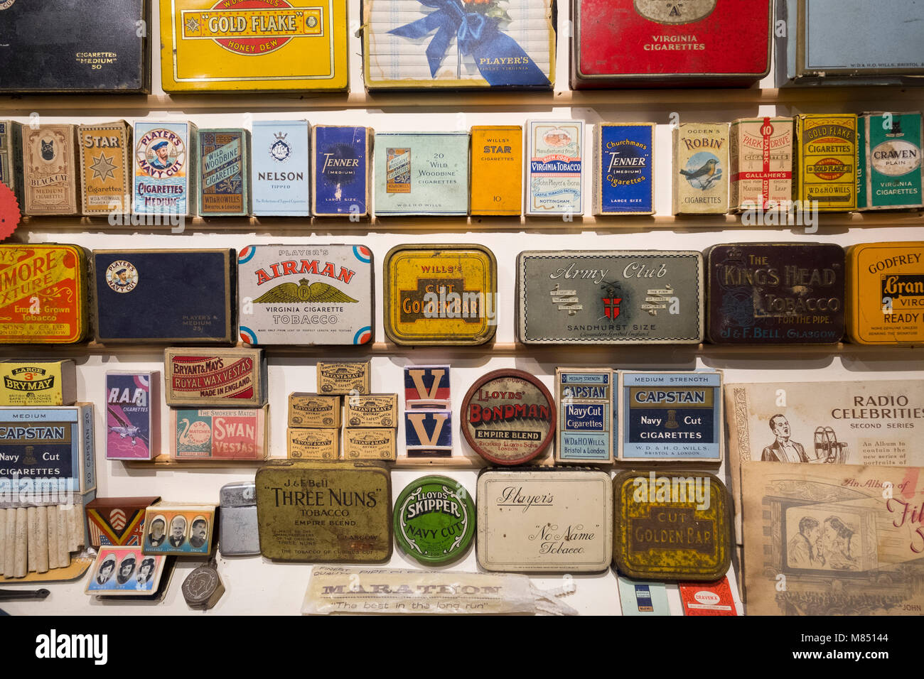 Vintage Zigarettenschachteln und Dosen von WW2 auf dem Display in Llandudno an der Heimatfront Museum, Wales, UK. Stockfoto