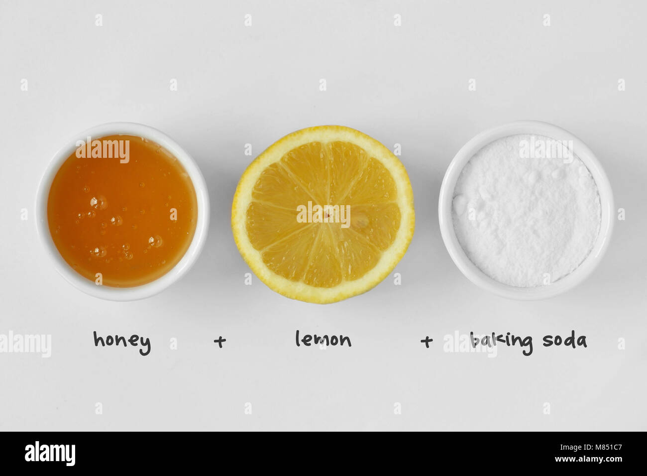 Hausgemachte Gesichtsmaske aus Honig, Zitronensaft und Backpulver auf  weißem Hintergrund Stockfotografie - Alamy