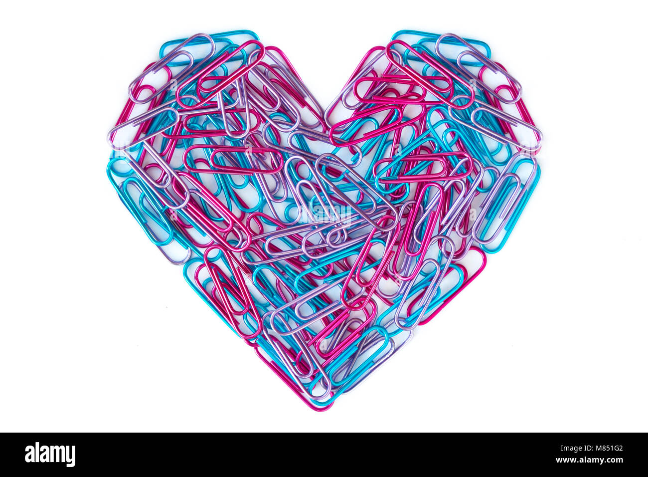Blau und Rosa Papier Clips in Herz Form angeordnet sind auf weißem Hintergrund Stockfoto