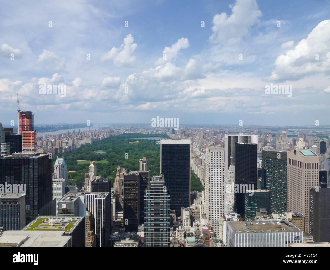 Blick auf die Skyline von New York City im Sommer. Stockfoto