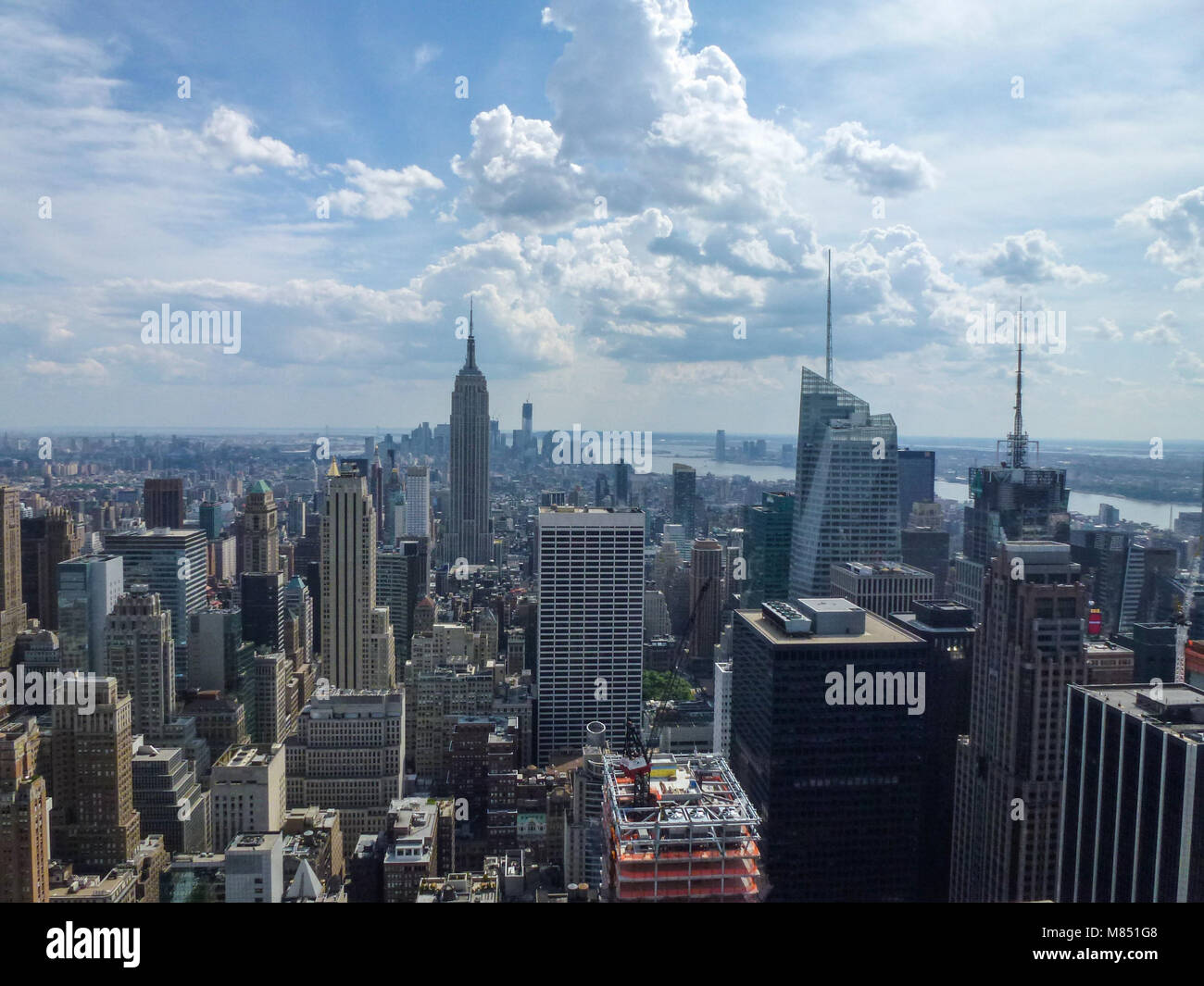 Blick auf die Skyline von New York City im Sommer. Stockfoto
