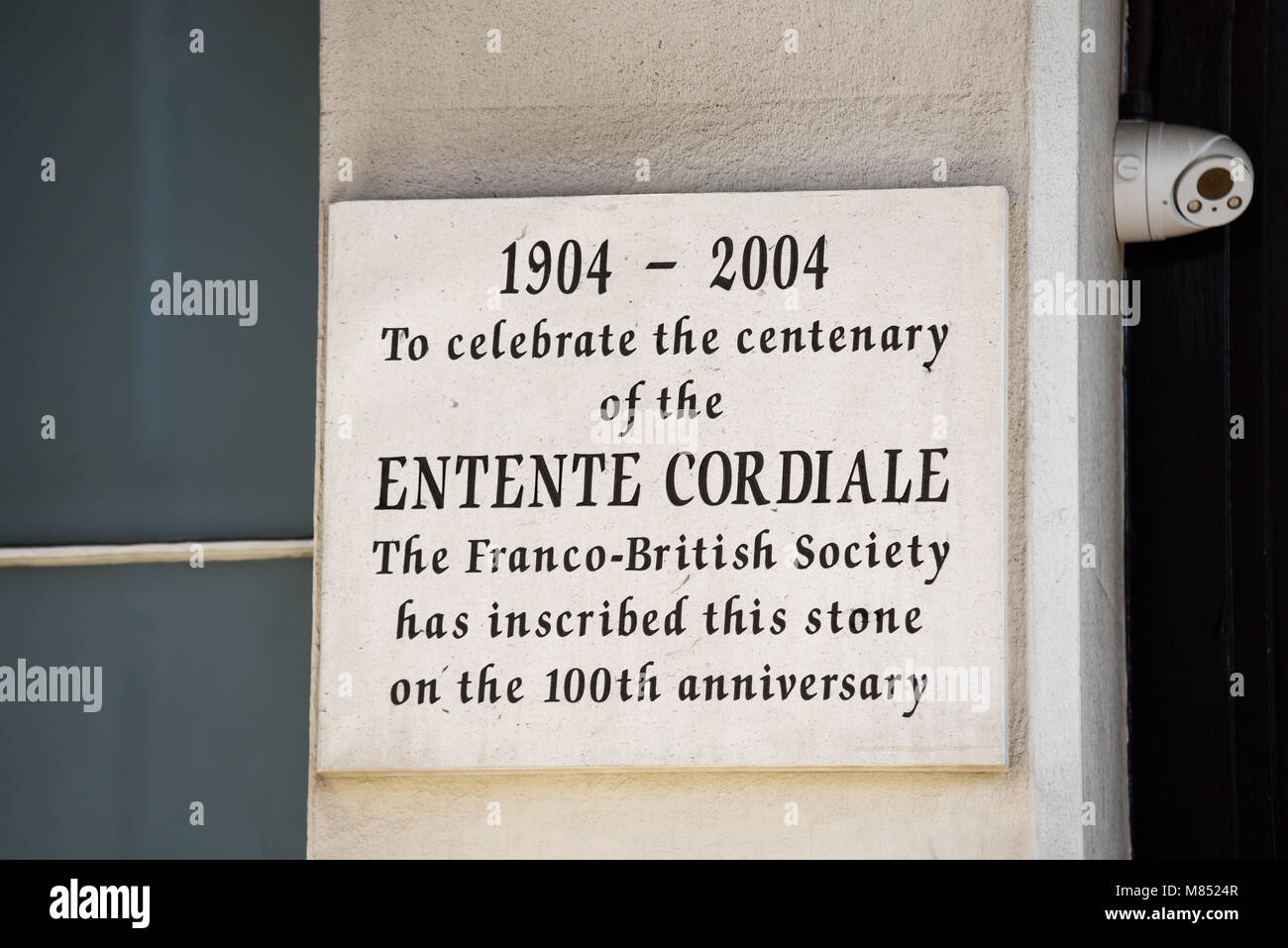 Der Französischen Botschaft in London ist die diplomatische Mission von Frankreich in das Vereinigte Königreich. Entente Cordiale centenary Stein Plakette Franco die britische Gesellschaft Stockfoto