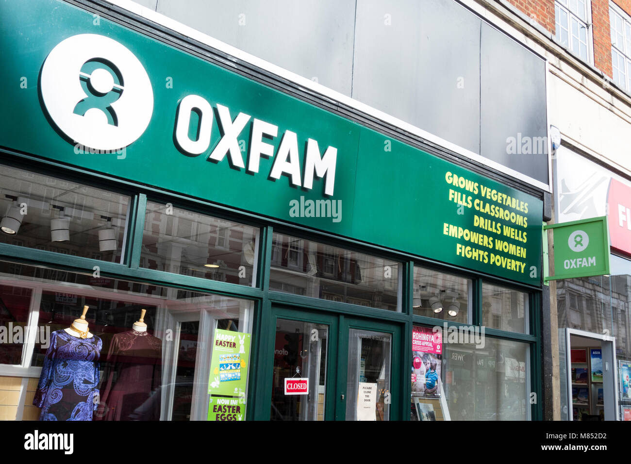 Oxfam Charity Shop auf der Kensington High Street, London, UK Stockfoto