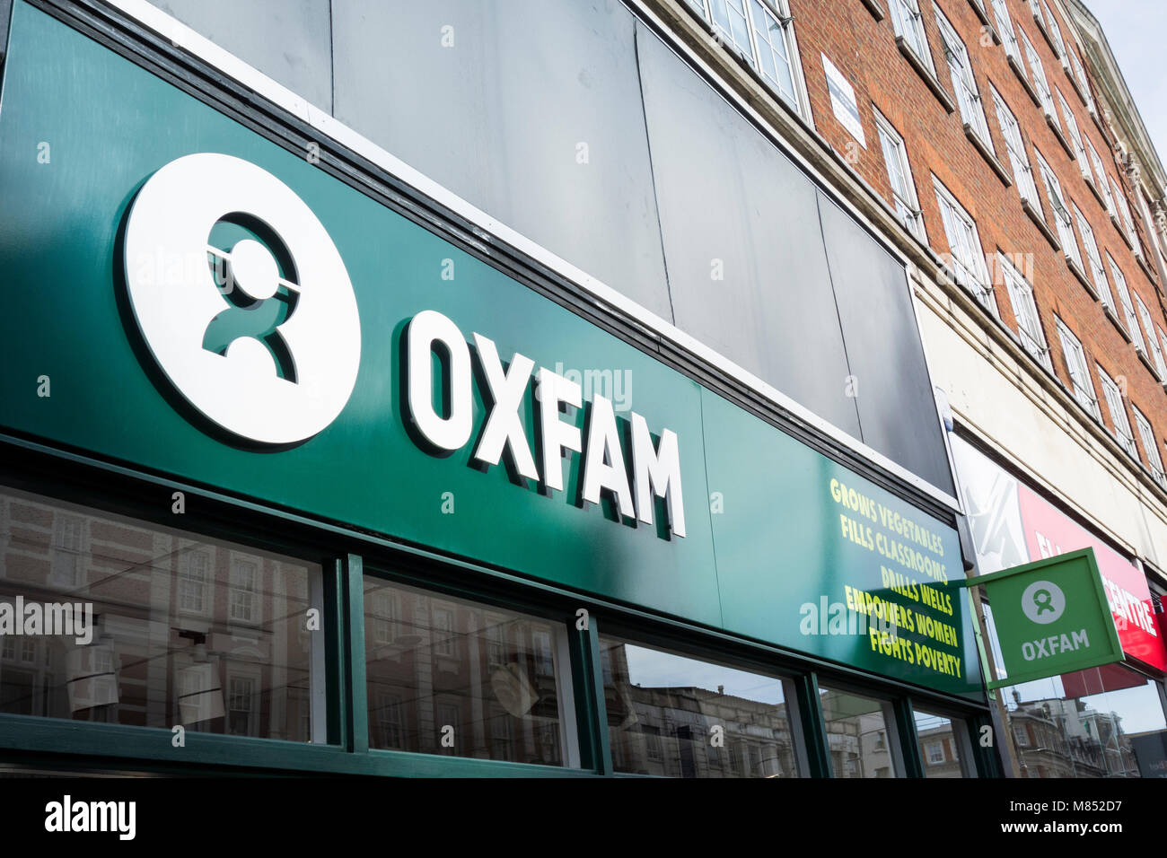 Oxfam Charity Shop auf der Kensington High Street, London, UK Stockfoto