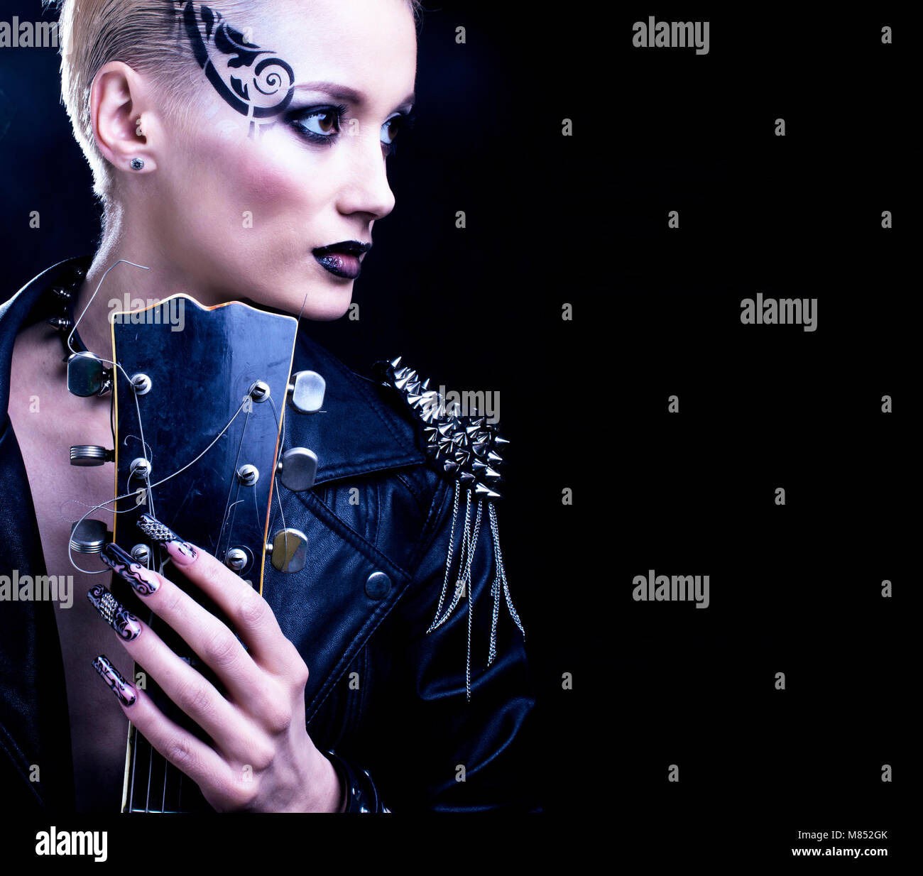 Fashion Rocker Style Modell Mädchen Portrait Frisur Punk Frau Make up