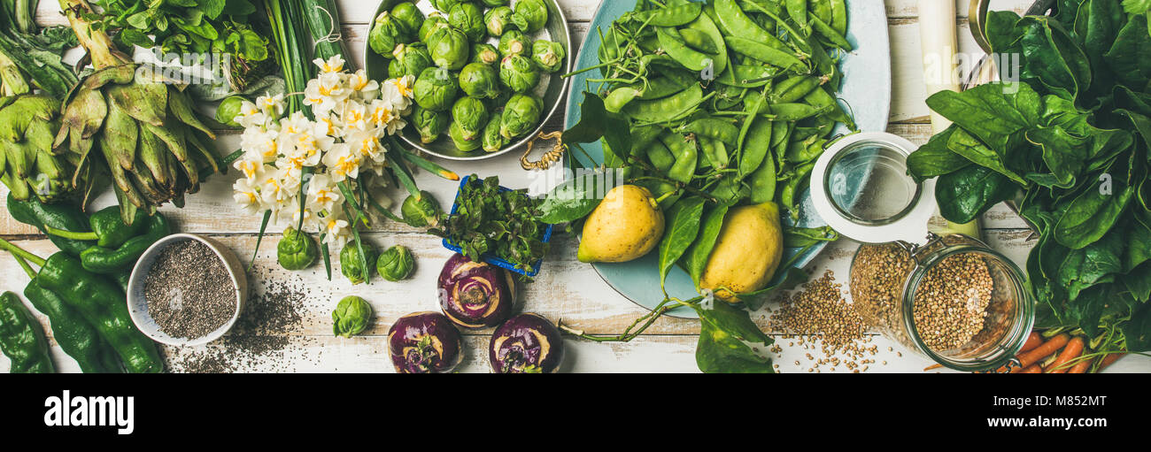 Frühjahr gesunde vegane Ernährung Zutaten zum Kochen, Ansicht von oben, breite Zusammensetzung Stockfoto