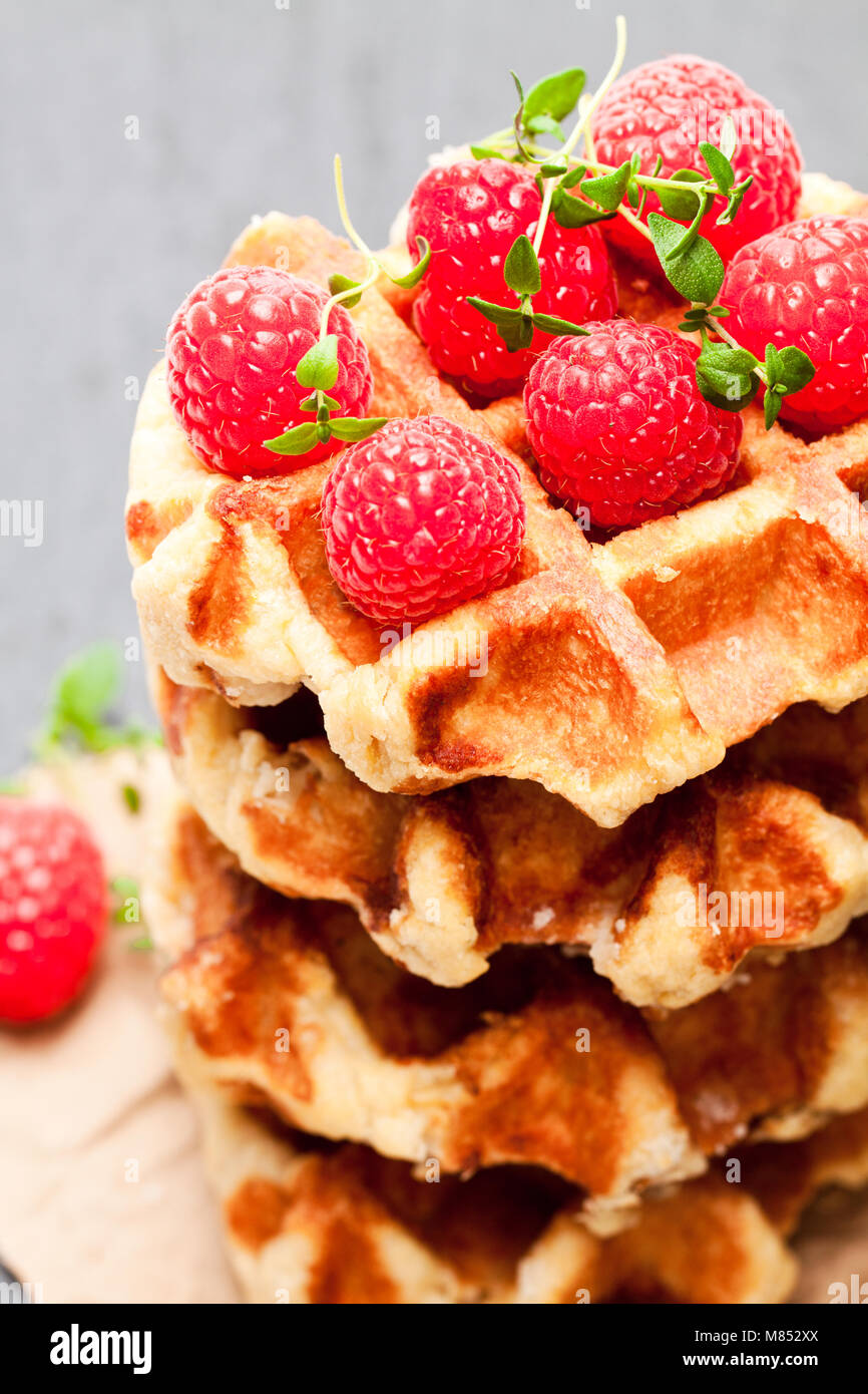 Kontinentale Klassiker belgische Butter Waffeln mit Himbeeren auf ...