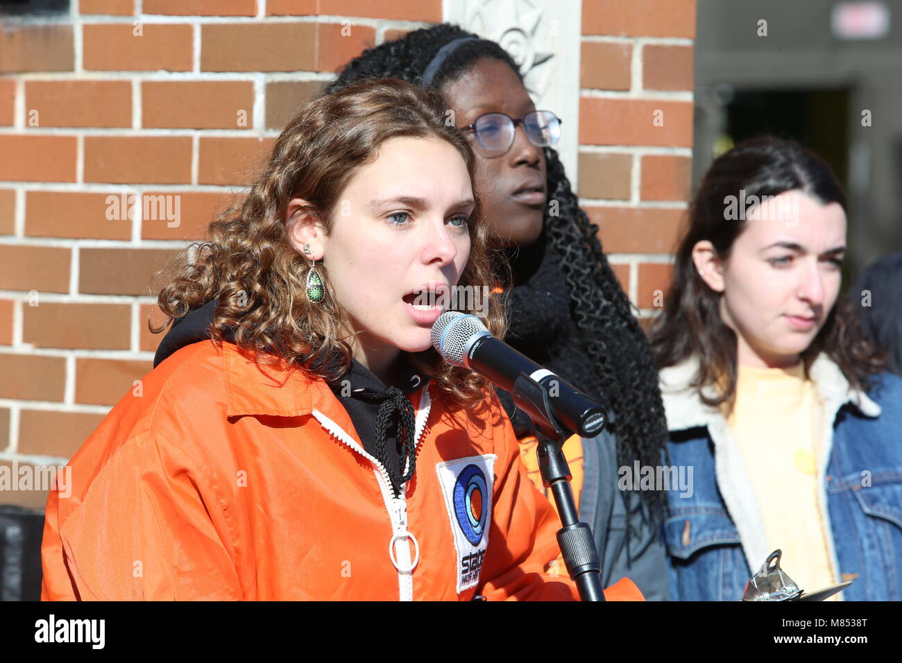 New York City, USA. 14 Mär, 2018. Einhaltung einer nationalen Tag des Protests und Aktivist, der gesamten Studentenschaft von Edward R Murrow High School ging aus Klasse 10:00 uhr in Erinnerung an die Studenten in Stoneman Douglas High School letzten Monat getötet durch weiteres deranged Shooter. NYC Bürgermeister Bill De Blasio war an Hand Unterstützung und Ermutigung an die Studierenden, die ein Moment der Ruhe vor der Lautsprecher auf den Gesetzgeber berufen zu verordnen mehr gesunden Menschenverstand gun control Gesetze Credit: Andy Katz/Pacific Press/Alamy Leben Nachrichten zu verleihen Stockfoto