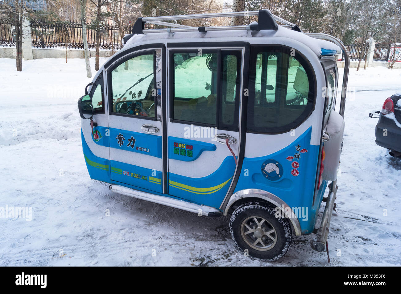 Dreirädrige Motorroller mit einer Kabine auf den Straßen von Hunchun in China Stockfoto