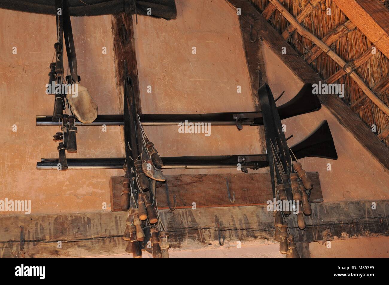 Musketen an der Wand hängen an der Jamestown, Virginia Stockfoto