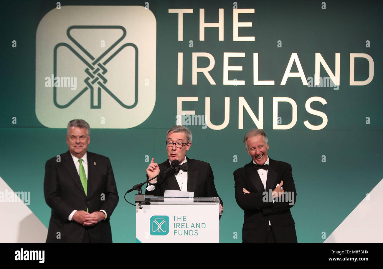 Kieran McLoughlin, Präsident und CEO der Irland Mittel ehrt Kongress Männer Peter König und Richard Neal an der amerikanischen Fonds für Irland Gala Dinner in Washington DC. Stockfoto