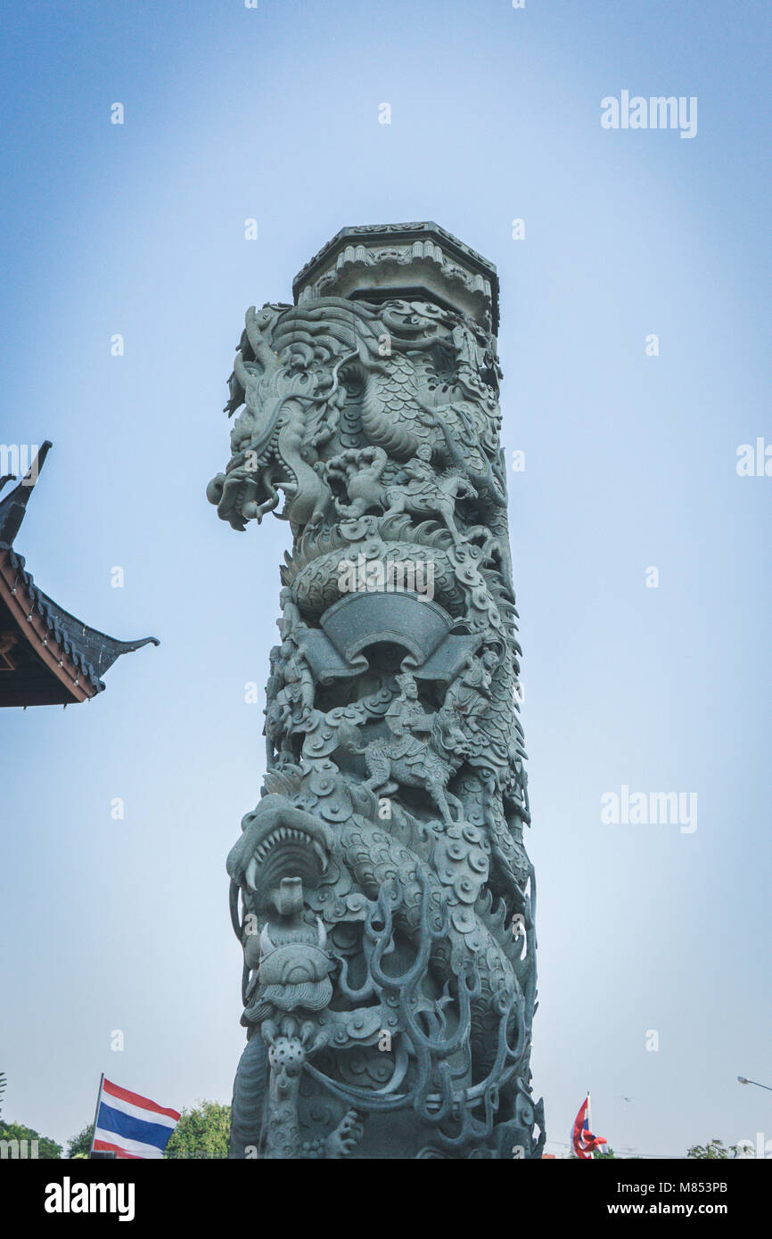 Bunte Drachen Säule bei chinesischen Schrein steigen in blauer Himmel Stockfoto