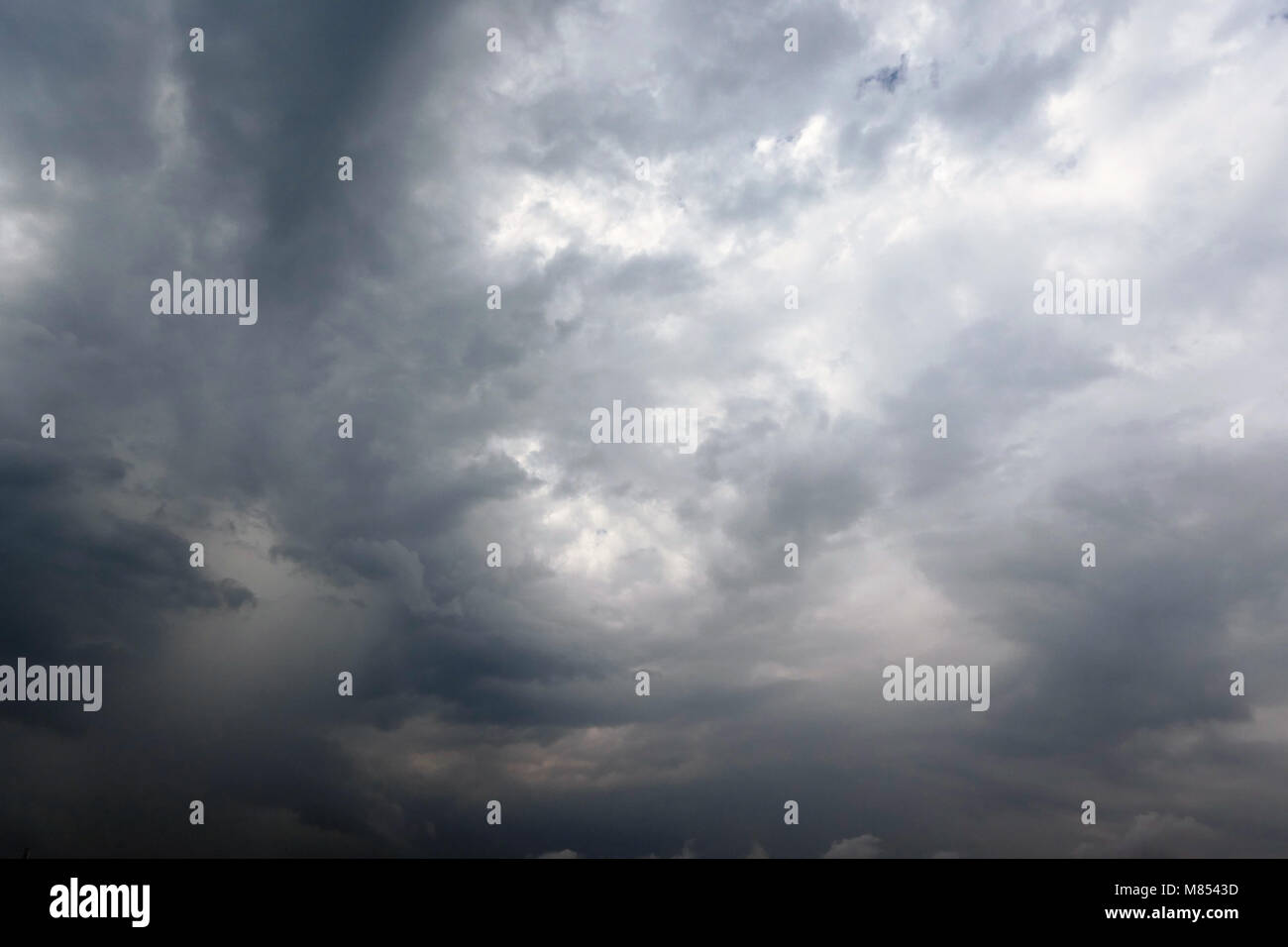 Dramatische regnerischen Himmel, Sturm Hintergrund Stockfoto