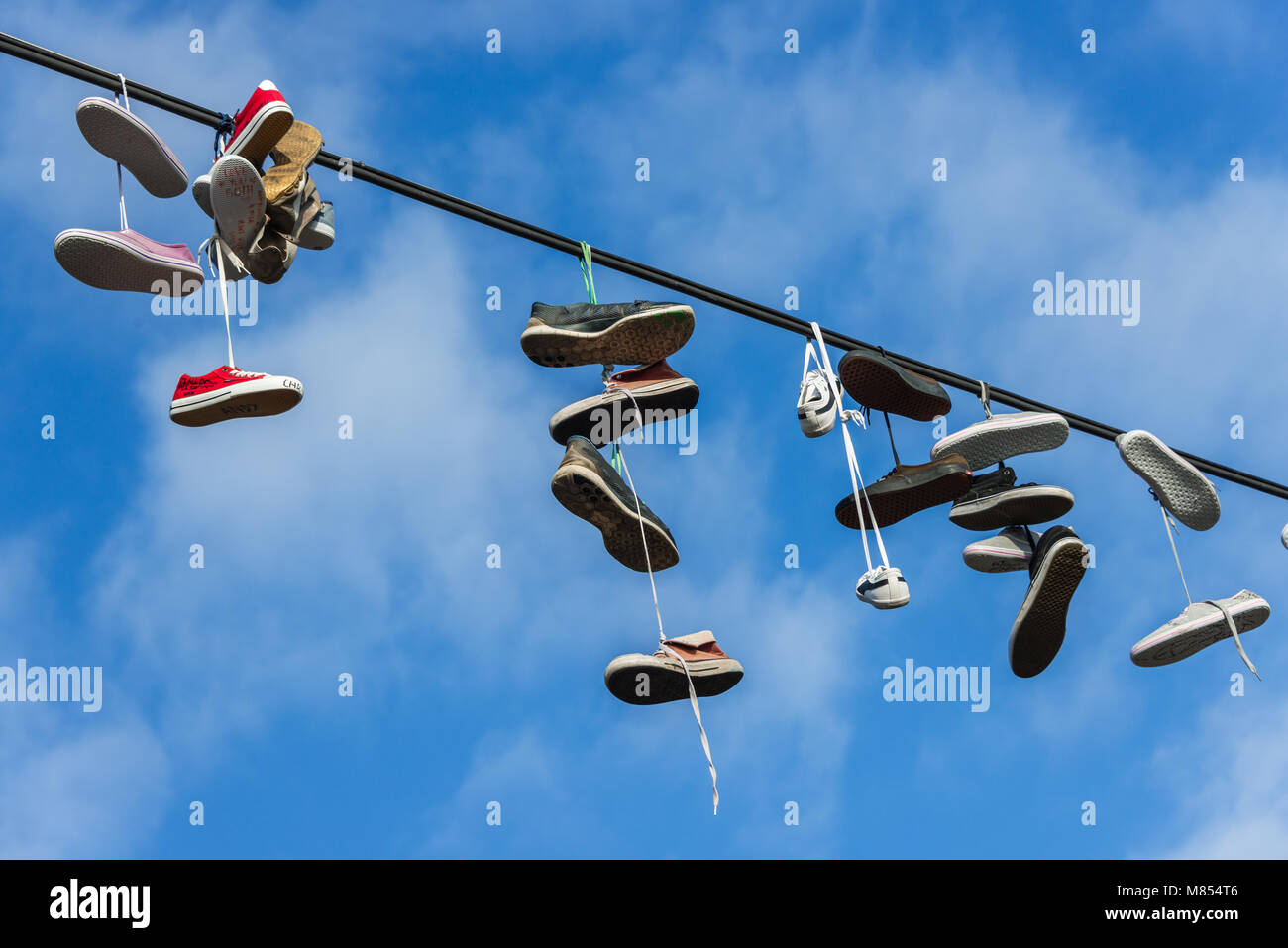 Shoefiti'' - Paar Schuhe hängen über Stromkabel Stockfotografie - Alamy