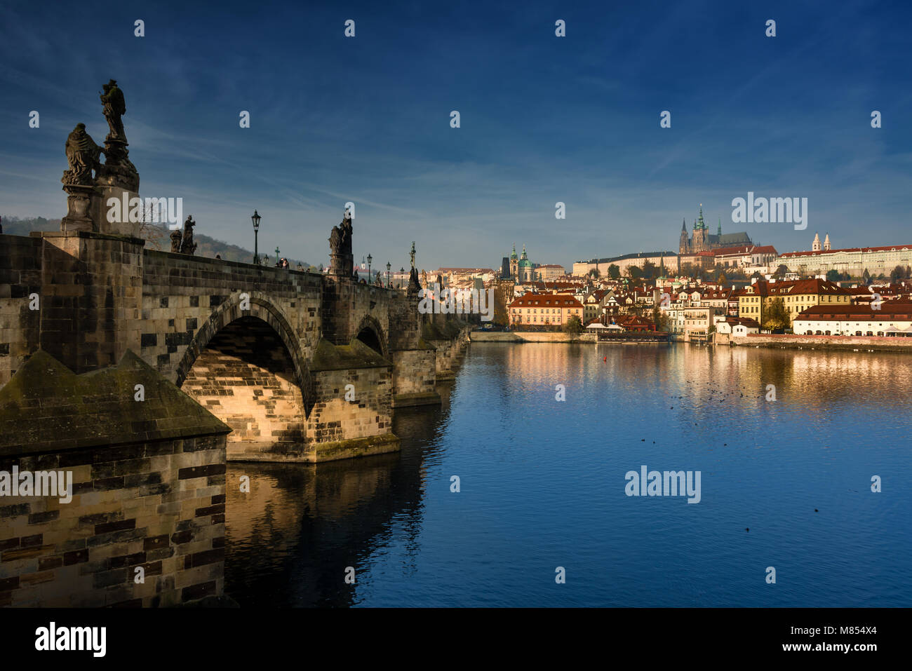 Karlsbrücke in Prag mit Festung und Veitsdom Stockfoto