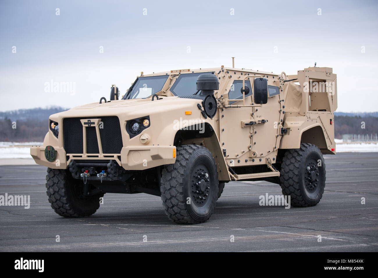 Eine gemeinsame Leichter taktischer Fahrzeug (JLTV) sitzt am Fort McCoy Flugplatz während des Betriebs Cold Steel II am Fort McCoy, Wis., 11. März 2018. Betrieb Cold Steel ist der US-Armee finden Crew - Serviert Waffen Qualifizierung und Validierung ausüben, um sicherzustellen, dass America's Army Reserve Einheiten und Soldaten ausgebildet sind und bereit, auf kurze bereitstellen - Bekanntmachung als Teil bereit, Kraft X und überall in der Welt bekämpfen - bereit und tödlichen Feuerkraft zur Unterstützung der Armee und unsere gemeinsamen Partner bringen. (U.S. Armee finden Foto von SPC. John Russell/86th Abteilung Weiterbildung) Stockfoto