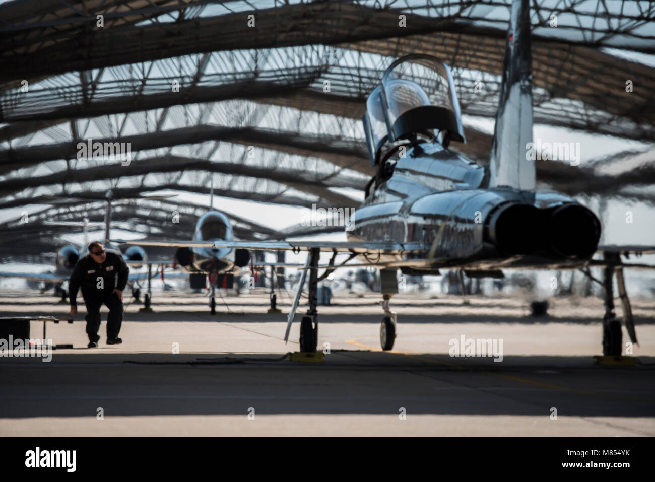 Ein L3 Wartungsfirma bereitet eine T-38 C Talon für Flug, 13 März, 2018 Vance Air Force Base, Oklahoma. Der T-38 ist eine zweistrahlige Jet Trainer zur Vorbereitung Flugschülern Fighter und Bomber Flugzeug zu fliegen. (U.S. Air Force Foto von Tech. Sgt. Erik Cardenas) Stockfoto