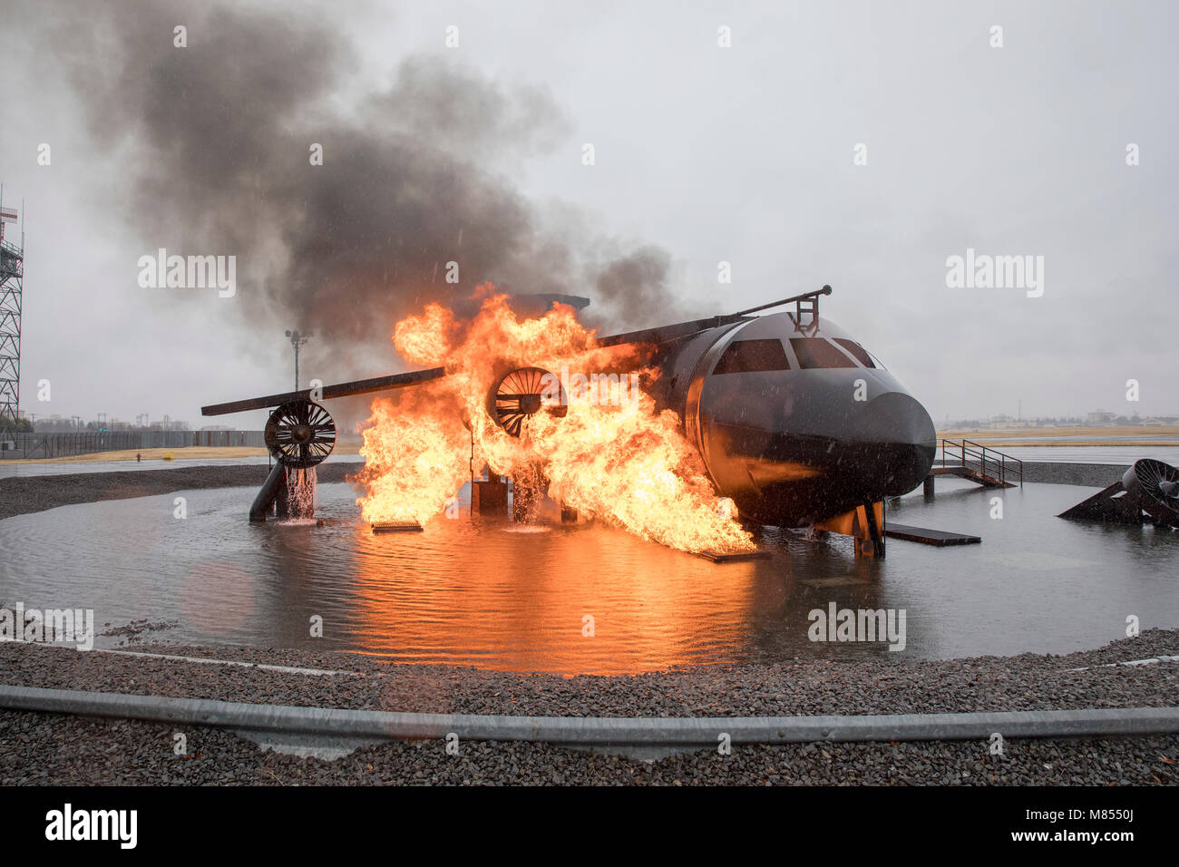 Die 374 Bauingenieur Squadron Feuerwehr- und Rettungsdienste Flug Verhalten live Fire Training mit einem Flugzeug Brand Simulator an Yokota Air Base, Japan, 8. März 2018. (U.S. Air Force Foto von Yasuo Osakabe) Stockfoto