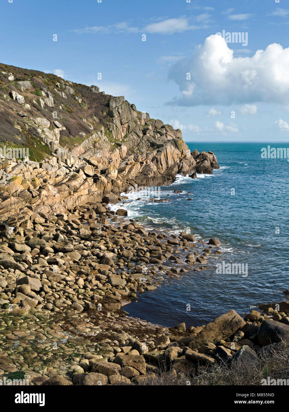 Klippen von South Cornwall ab dem kornischen Küste in der Nähe von Penberth Cove, England, UK gesehen Stockfoto