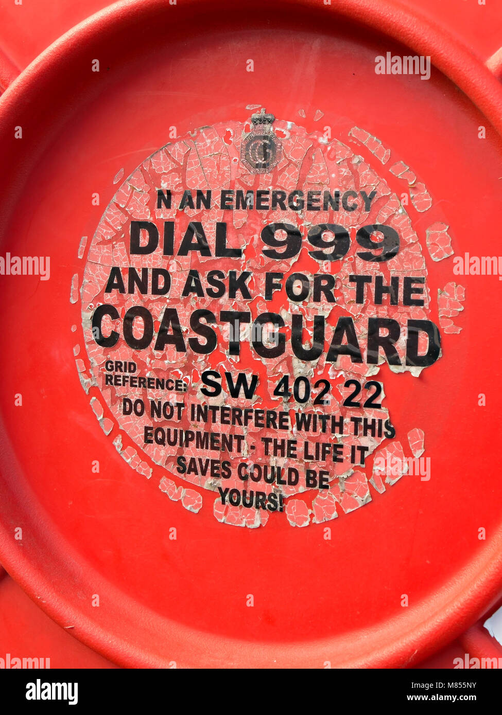 Alte verblasst und Peeling Notdienste Label auf rettungsring Gehäuse, Penberth Cove Harbour, Cornwall, England, Großbritannien Stockfoto