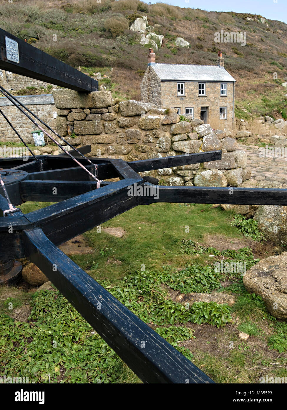 Alte Winde boot Winde und Cornish Cottage am Hafen von Penberth Cove, Cornwall, England, Großbritannien. Die Lage war während der Dreharbeiten Poldark BBC TV-Serie verwendet. Stockfoto