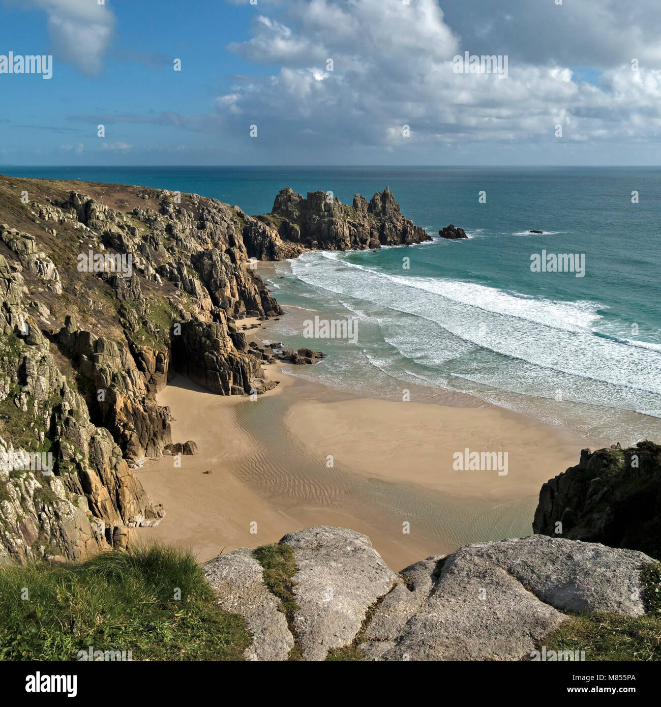 Pedn Vounder Strand und Logan Rock Landspitze von South Cornwall Coastal Path in der Nähe von Porthcurno, Cornwall, England, UK gesehen Stockfoto