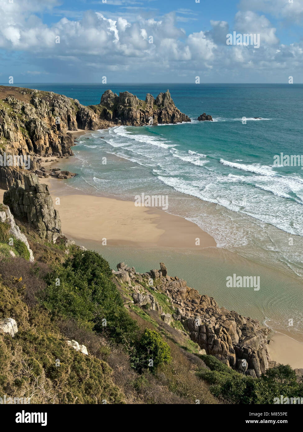 Pedn Vounder Strand und Logan Rock Landspitze von South Cornwall Coastal Path in der Nähe von Porthcurno, Cornwall, England, UK gesehen Stockfoto