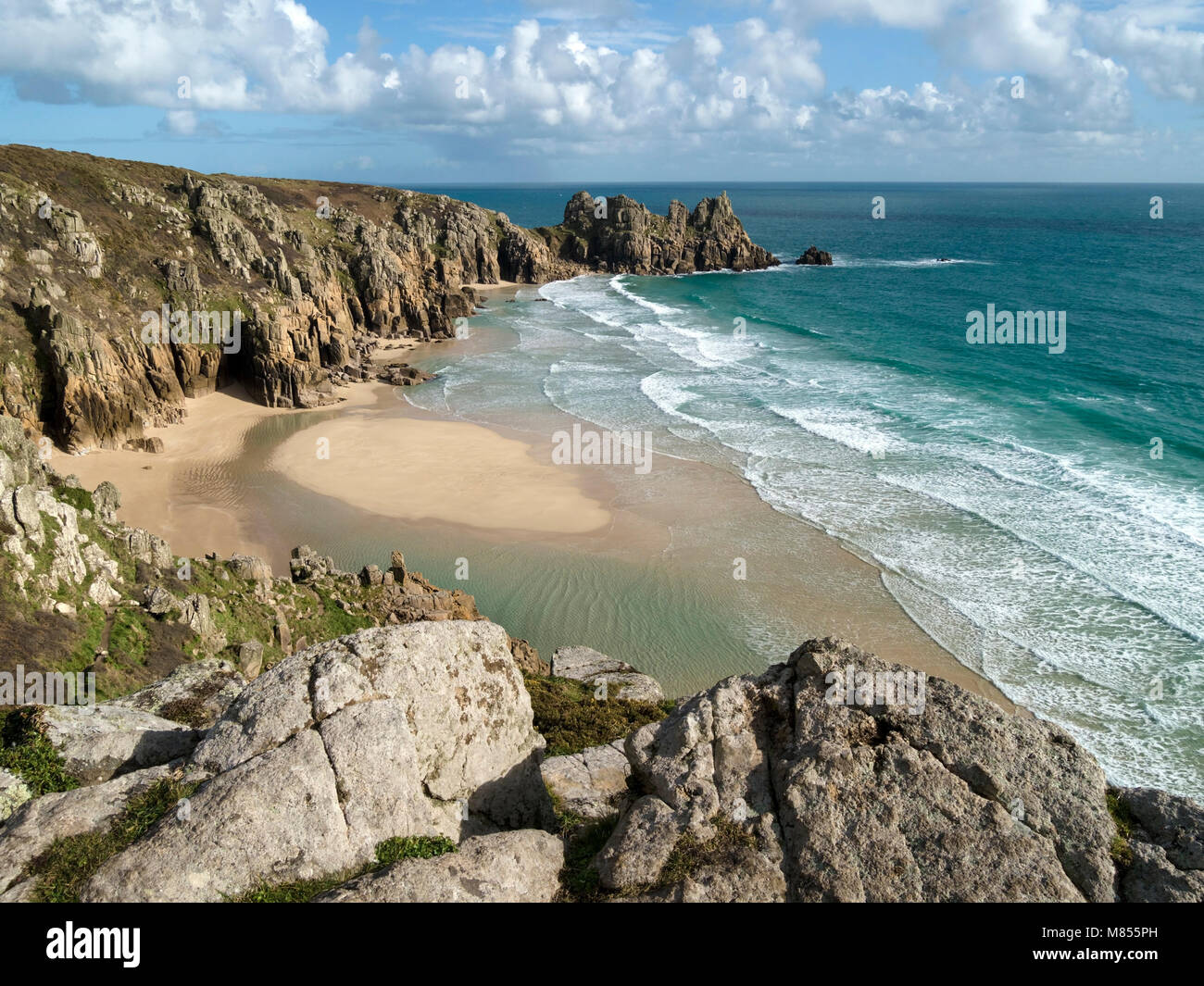 Einsame Pedn Vounder Strand und Logan Rock Landspitze von South Cornwall Coastal Path in der Nähe von Porthcurno, Cornwall, England, UK gesehen Stockfoto