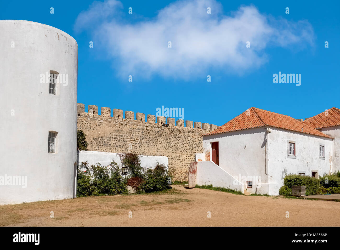 Innenhof der mittelalterlichen Festung in Sines. Alentejo, Portugal Stockfoto