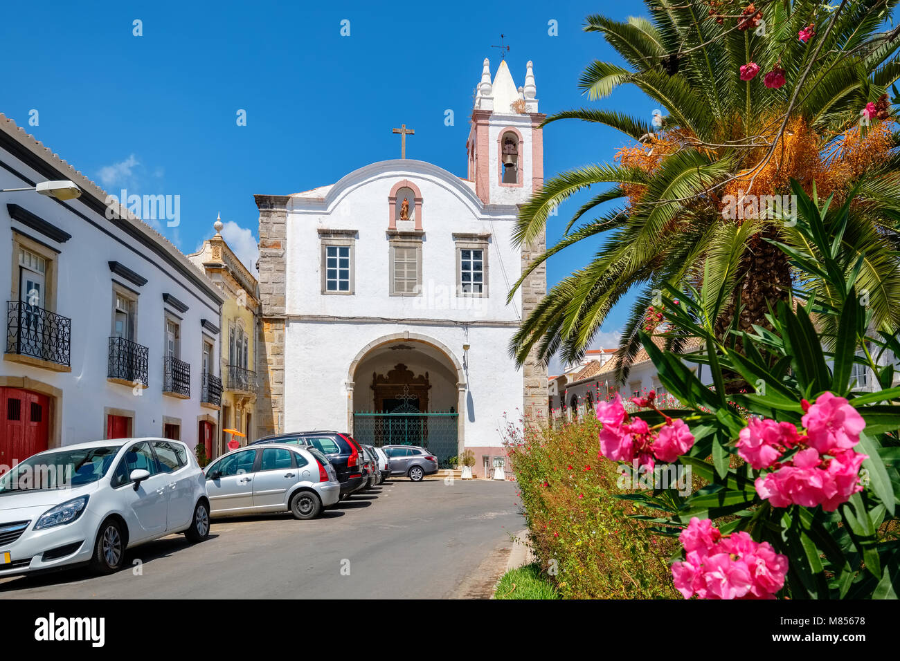 Blick auf die Kirche Nossa Senhora da Ajuda (ab 1606 gebaut). Tavira, Algarve, Portugal Stockfoto