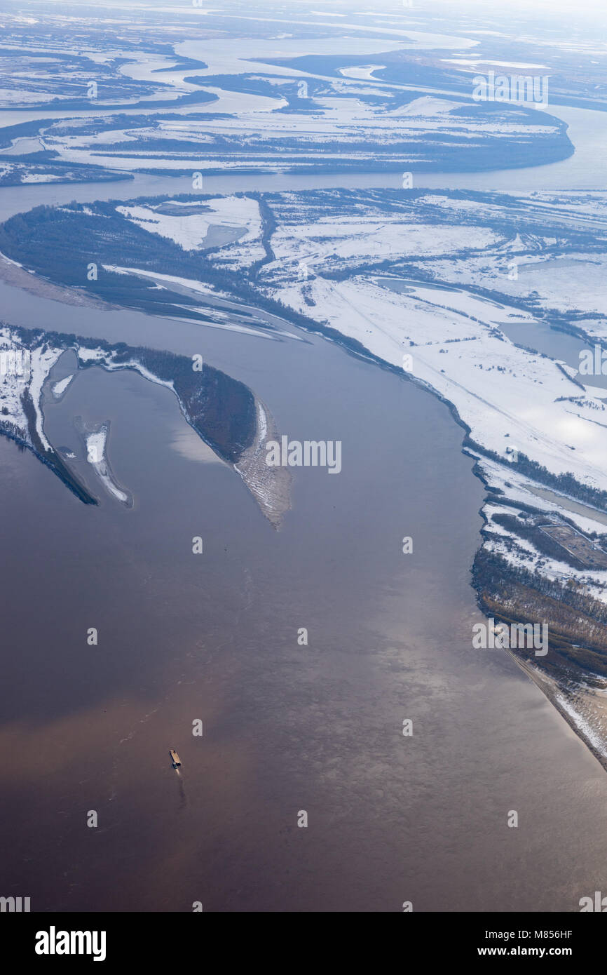 Bewölkten Tag auf dem großen Fluss im Winter, Luftbild. Stockfoto