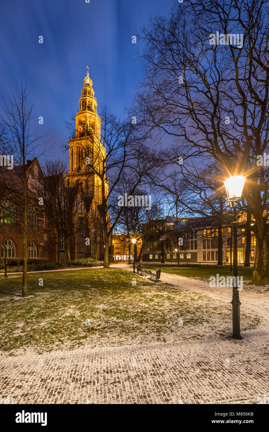 Martiniturm und die Martinikirche, im Zentrum der Stadt Groningen, in der Dämmerung, Niederlande Stockfoto